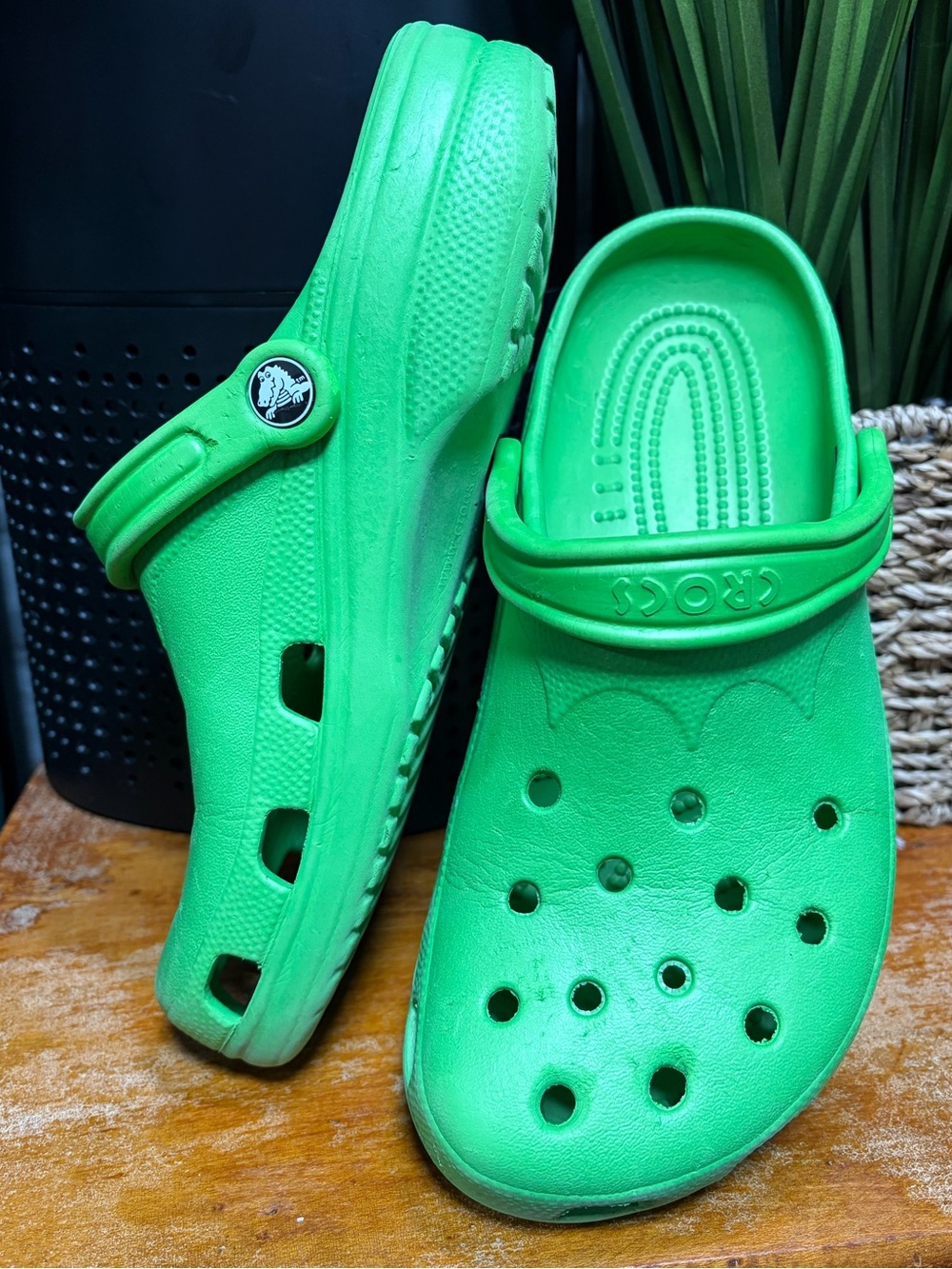CROCS Classic Clog in Bright Green